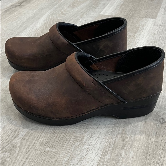 Dansko Brown Leather Clogs 40 - Picture 2 of 13